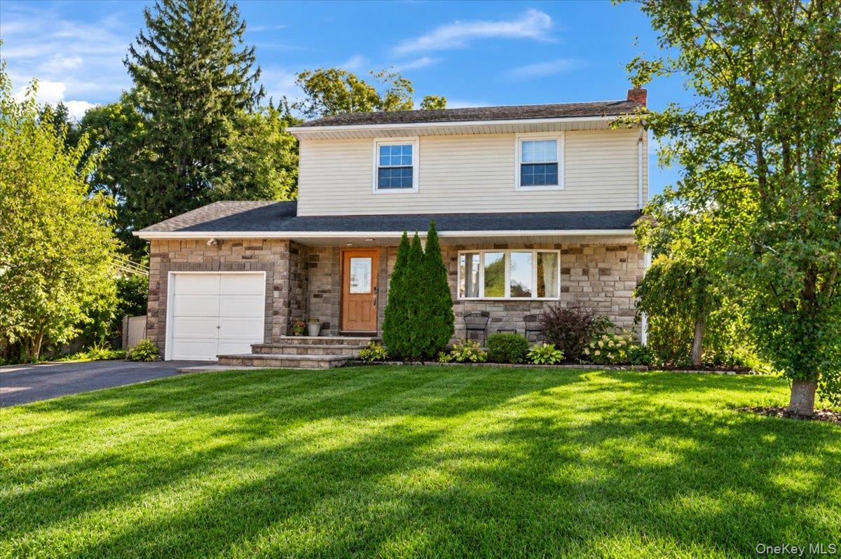 65 Genesee Drive, Commack