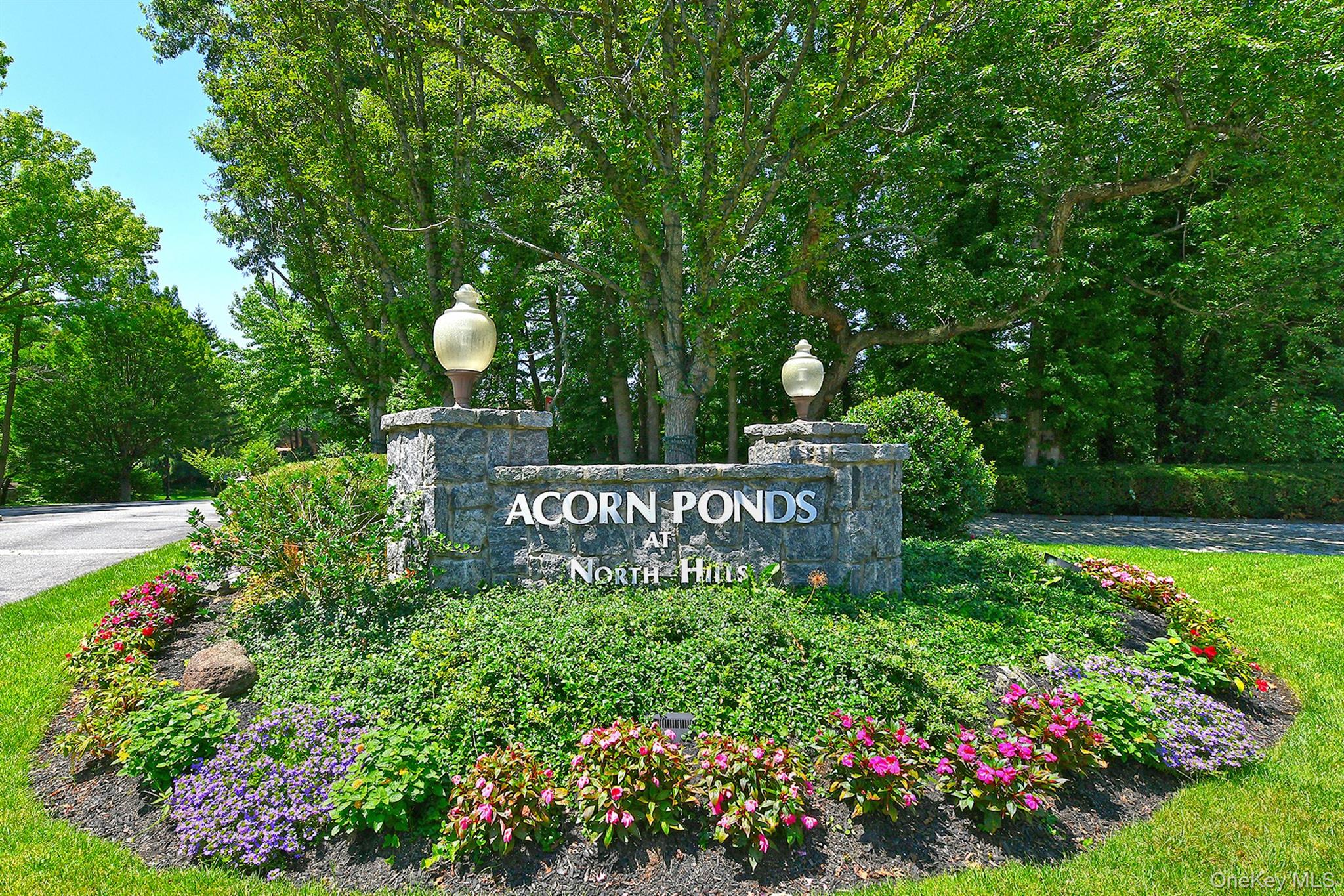 19 Frost Pond Drive, Roslyn