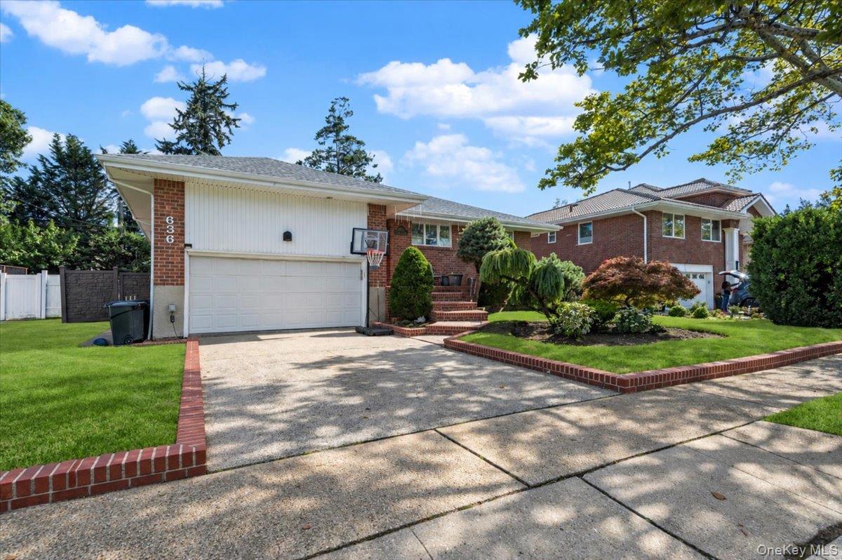 636 Diane Place — photo 2