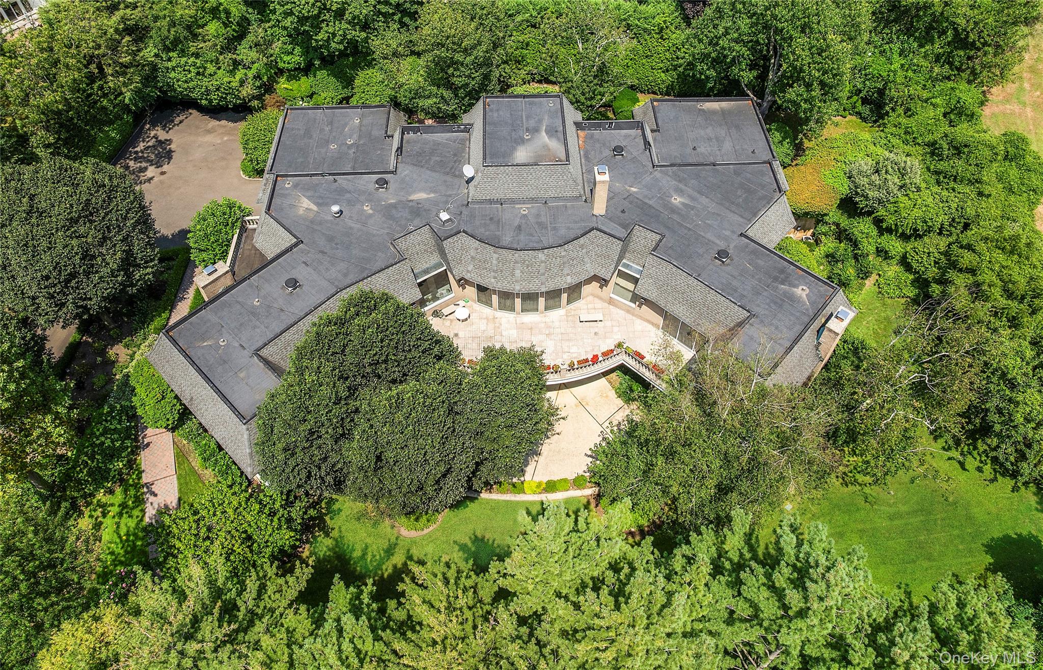 13 Chanticlare Drive, Manhasset