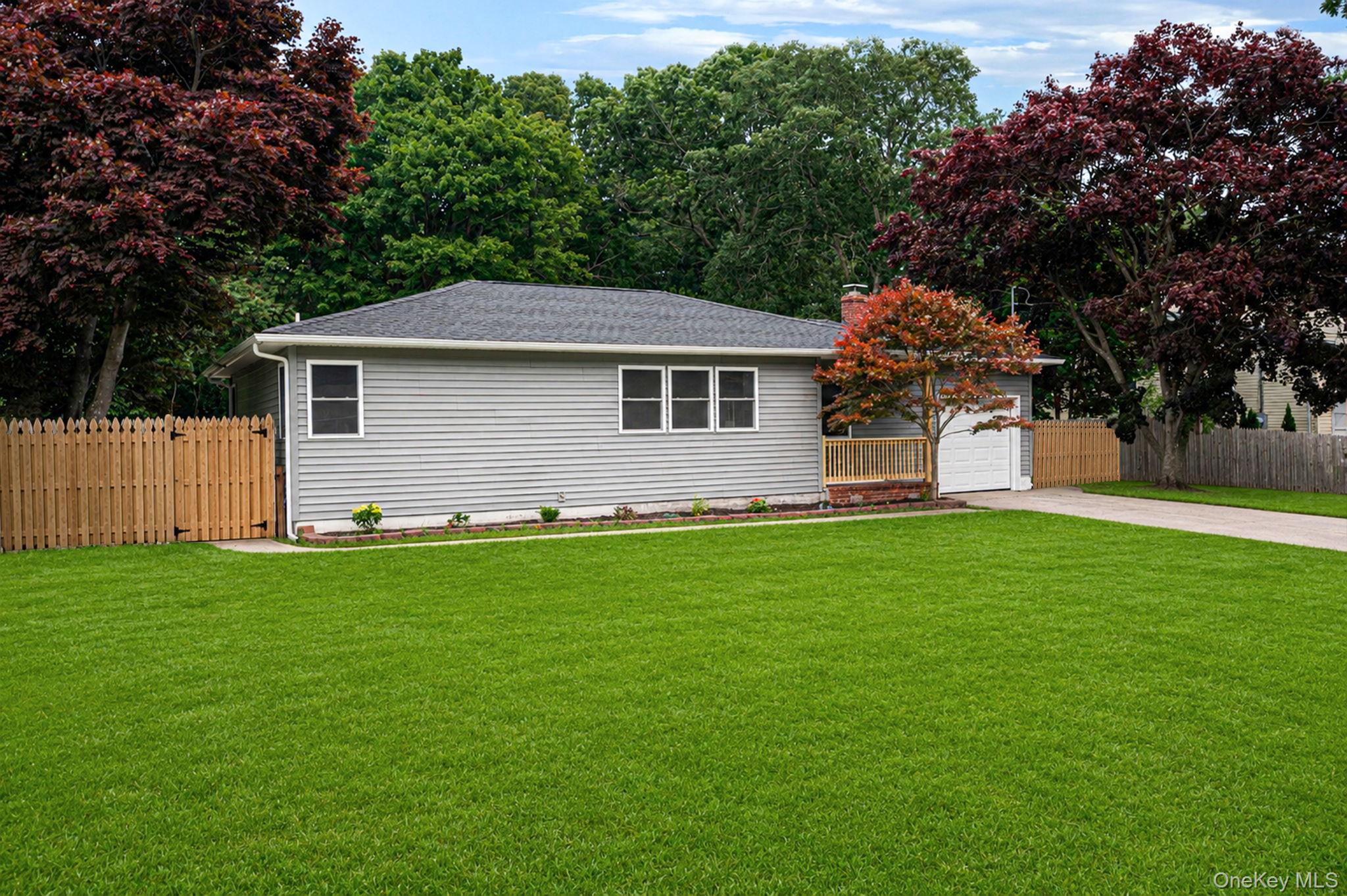 11 mayfield Drive, Mastic Beach