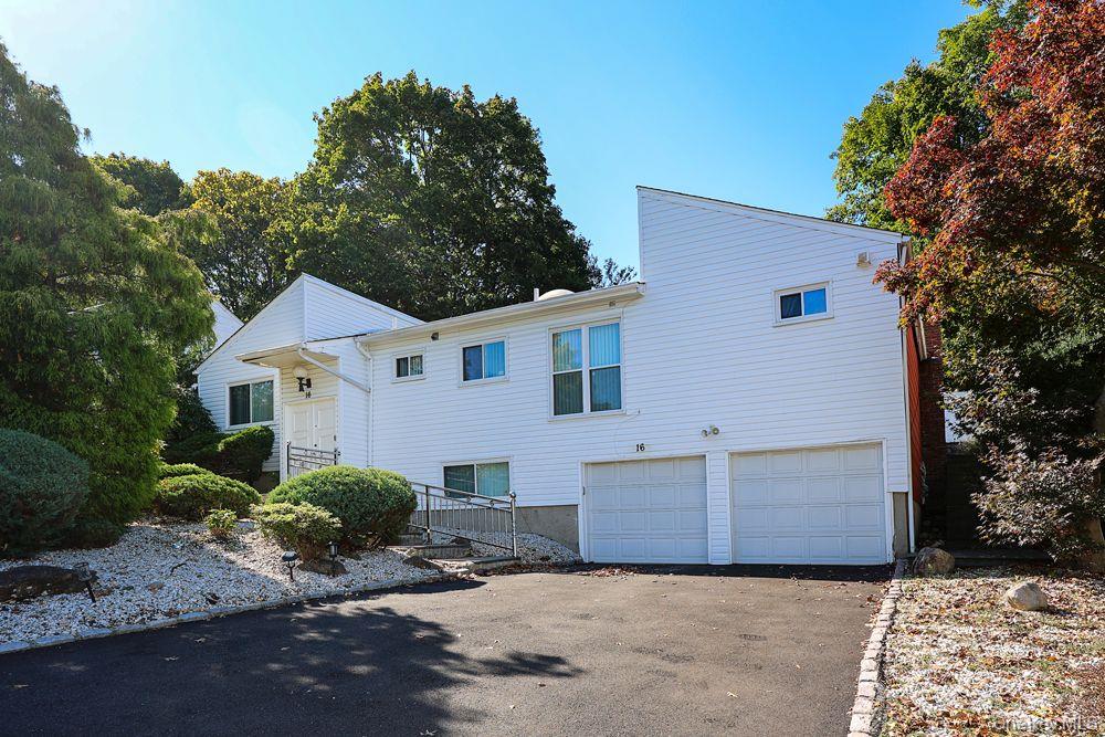16 Carriage Road, Great Neck