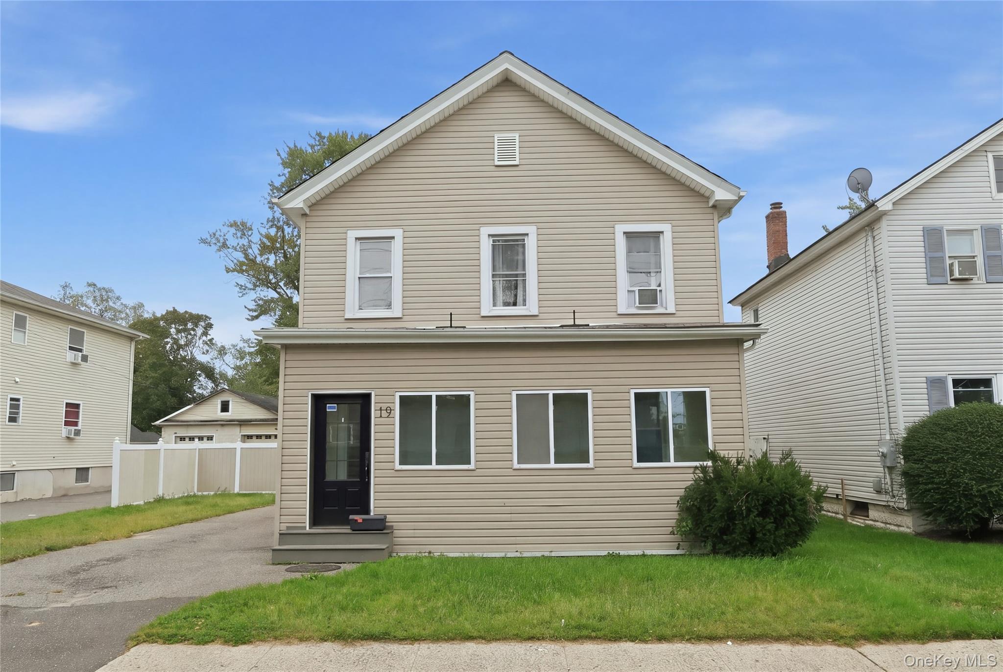19 Railroad Avenue — photo 2
