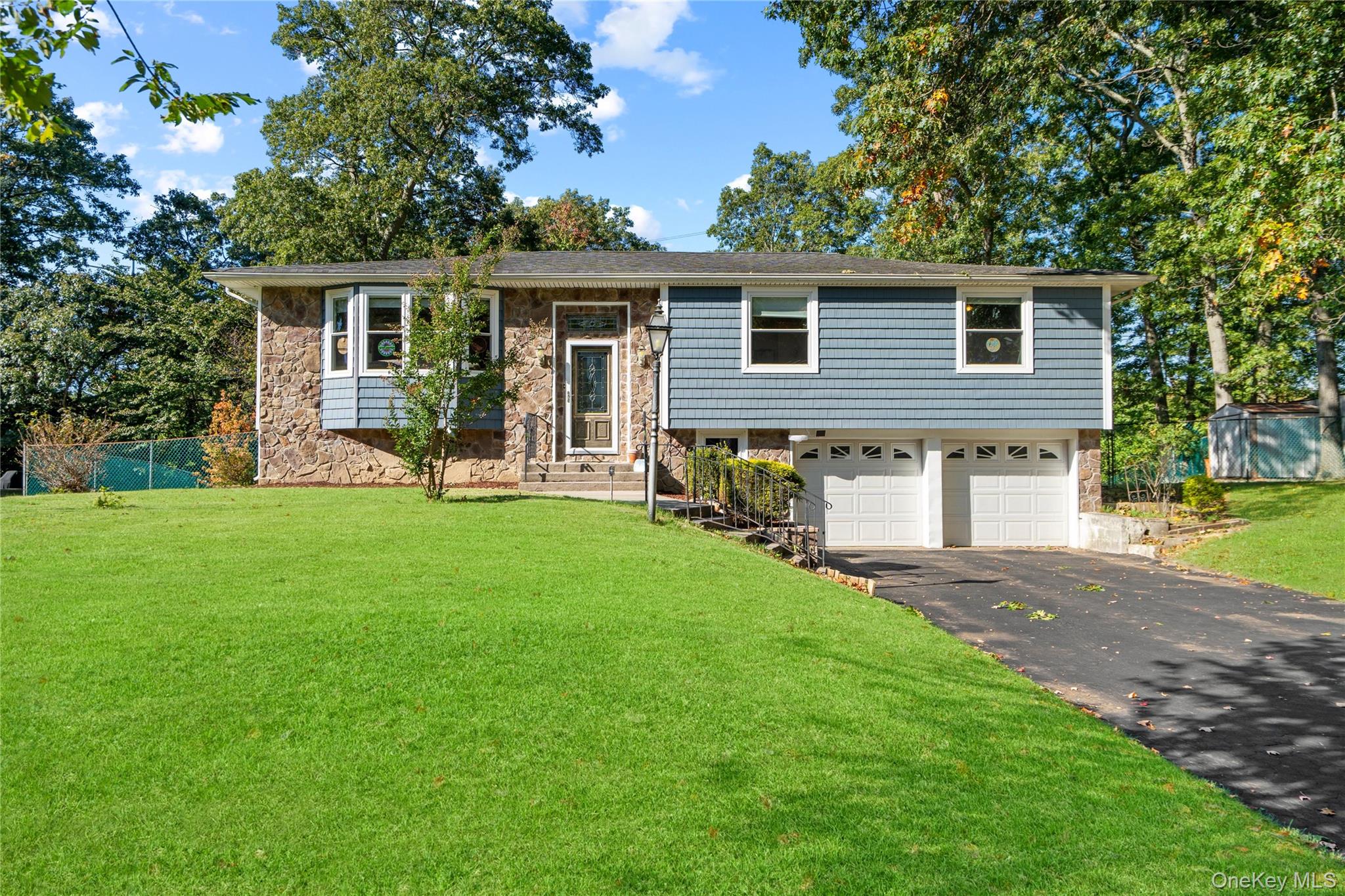 28 Peacock Lane, Commack