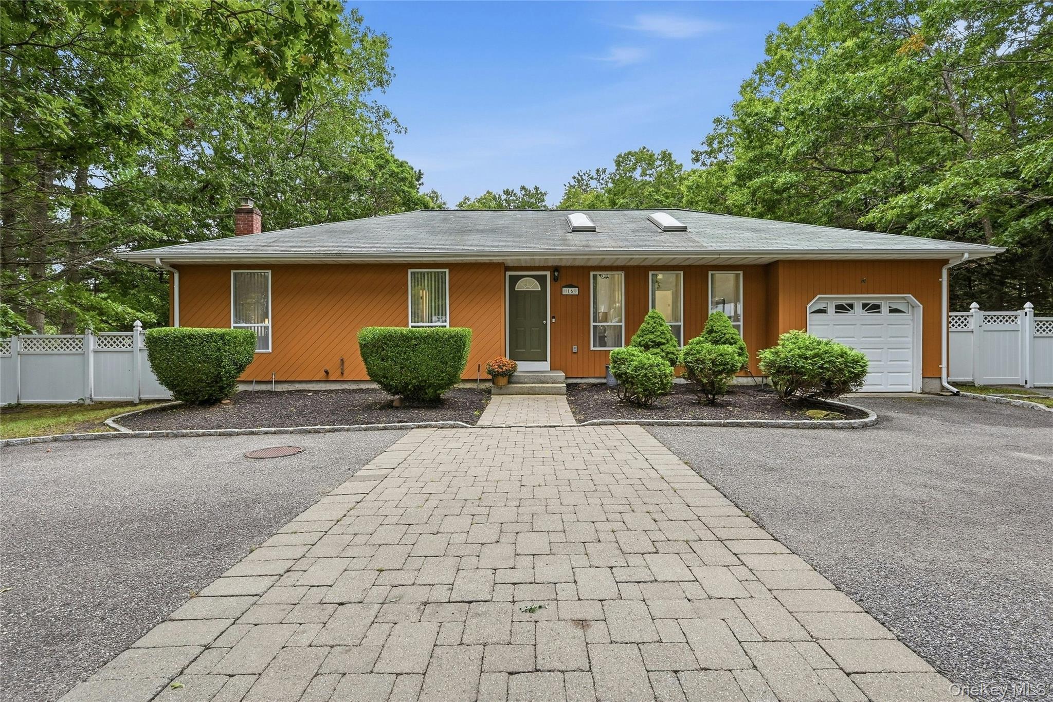 16 Georgann Road, Manorville