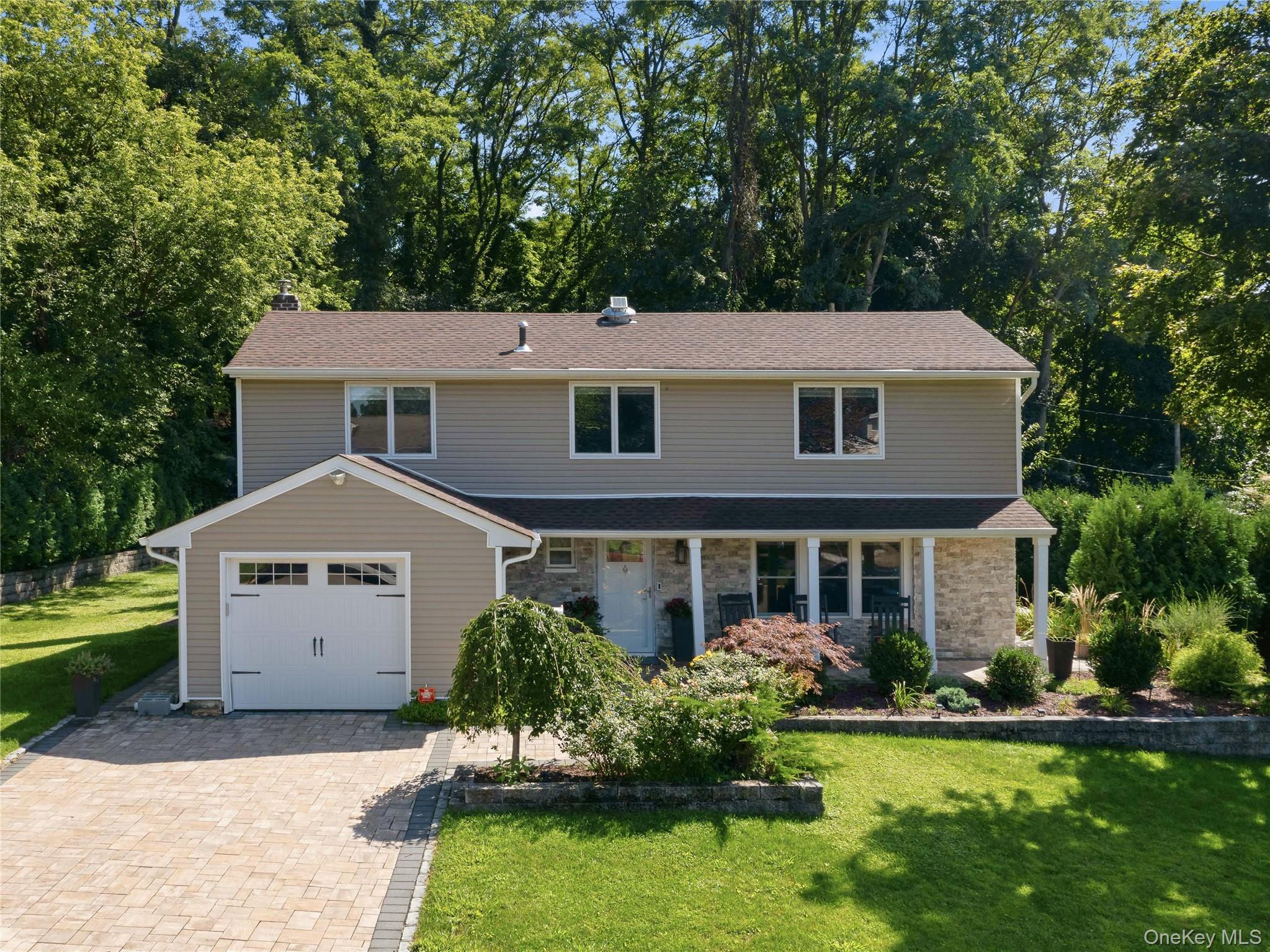 6 Daniel Drive, Glen Cove
