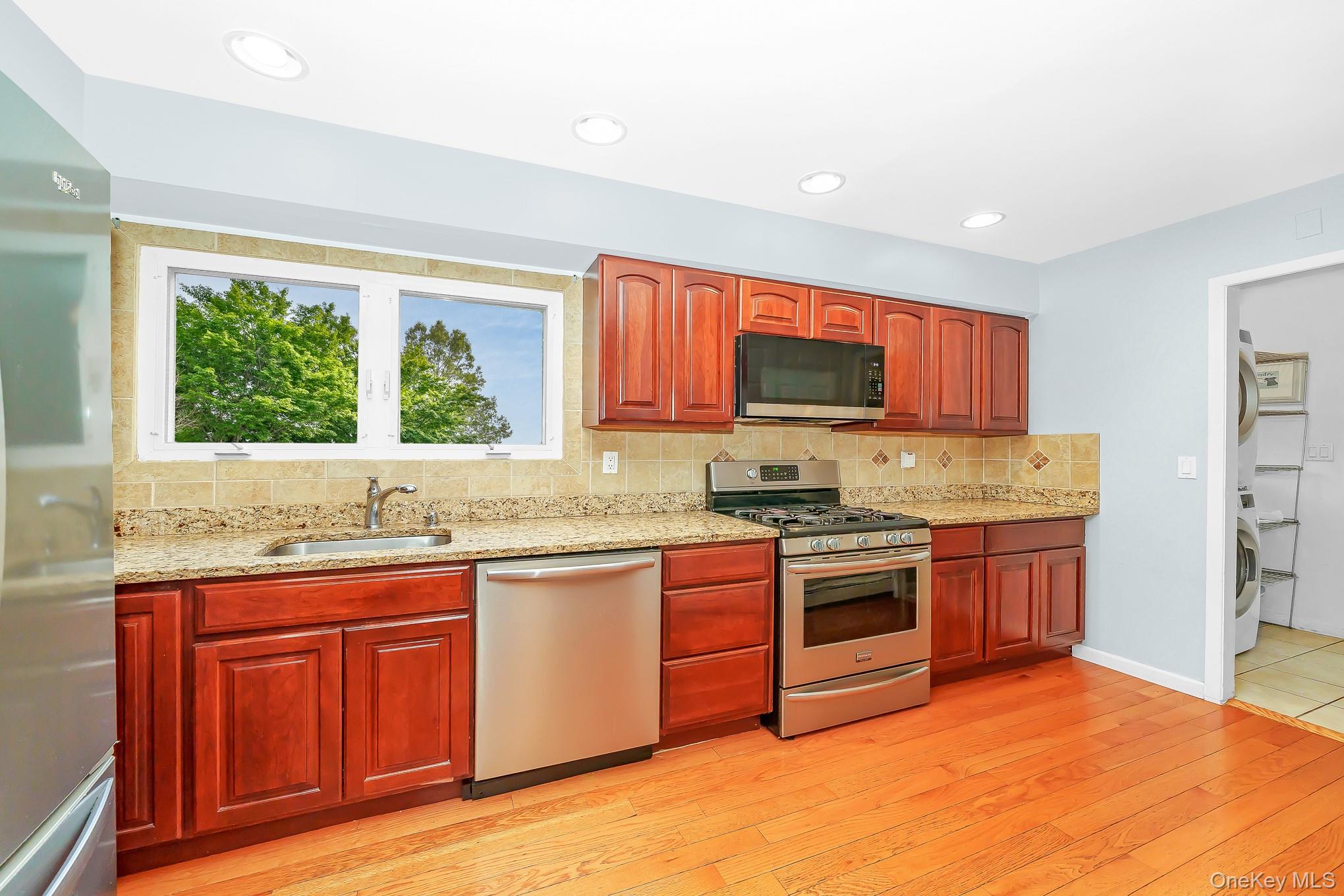 1675 Cornelius Avenue — photo 5