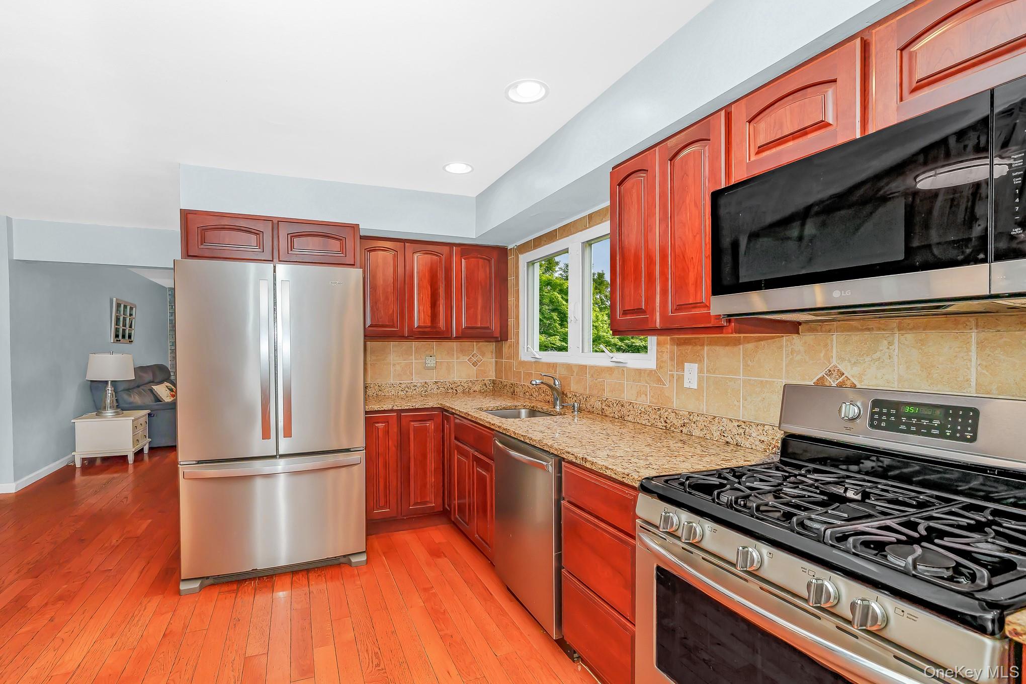 1675 Cornelius Avenue — photo 6