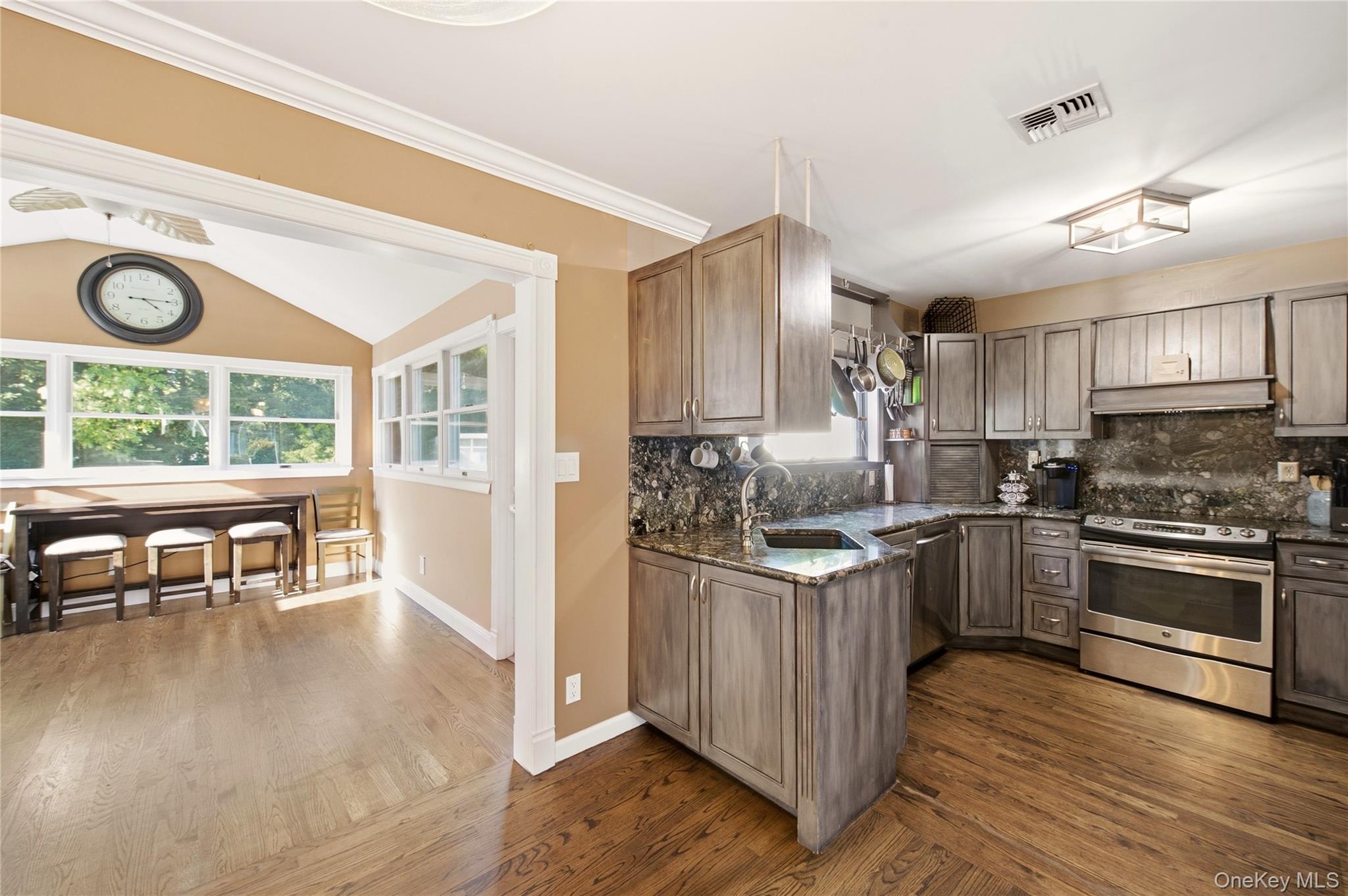 15 Oakwood Street — photo 6