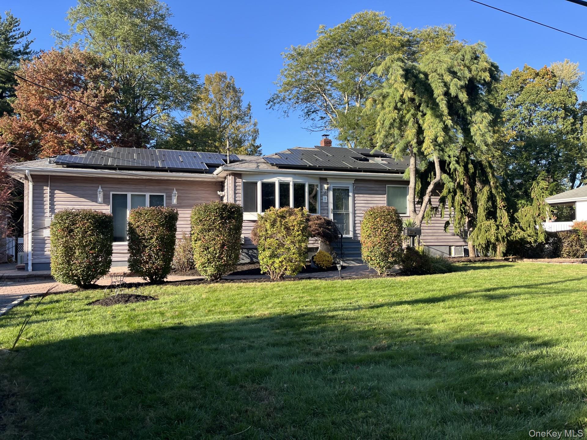 15 Oakwood Street, Greenlawn
