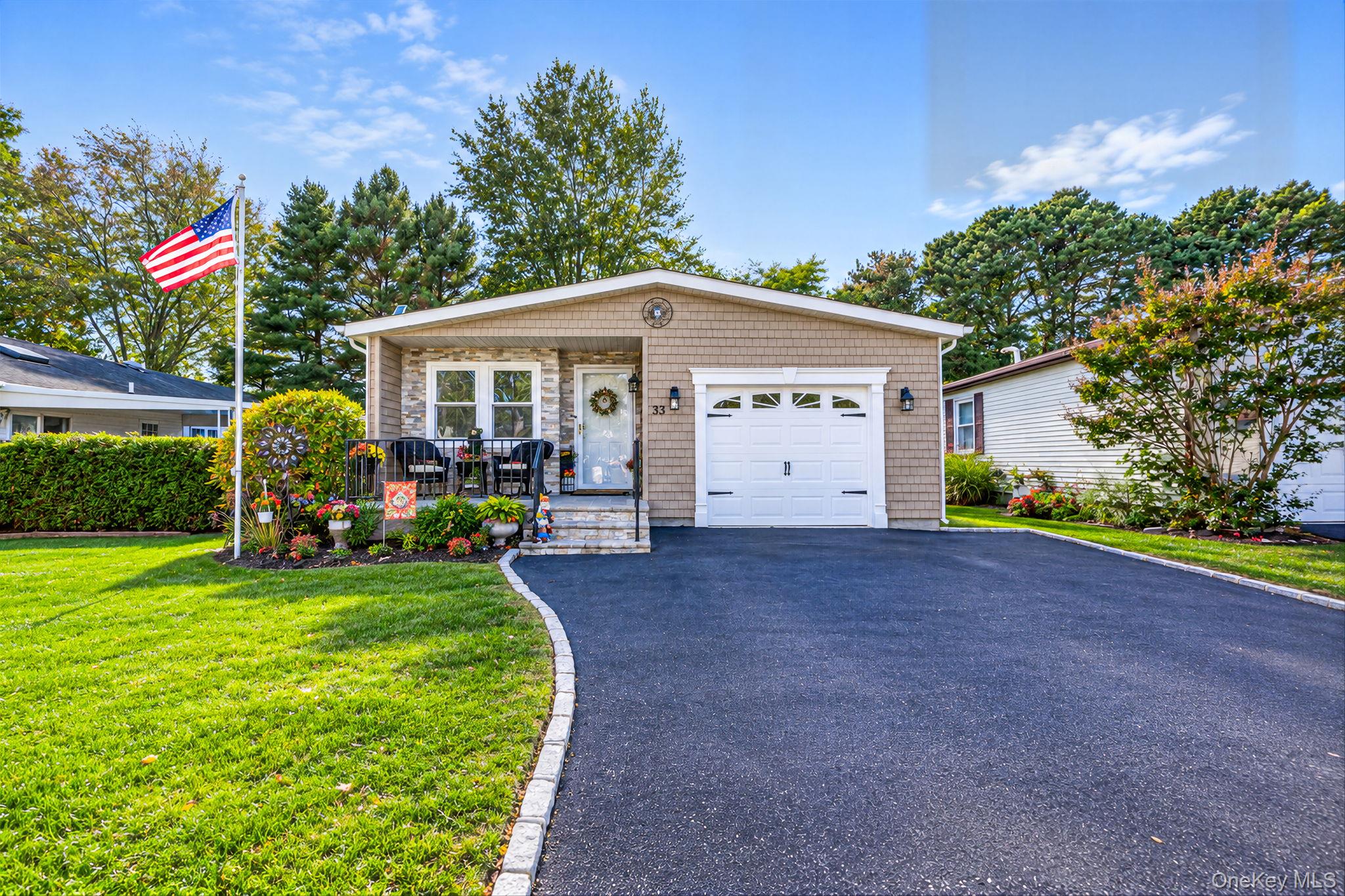 33 Dogwood Lane, Manorville