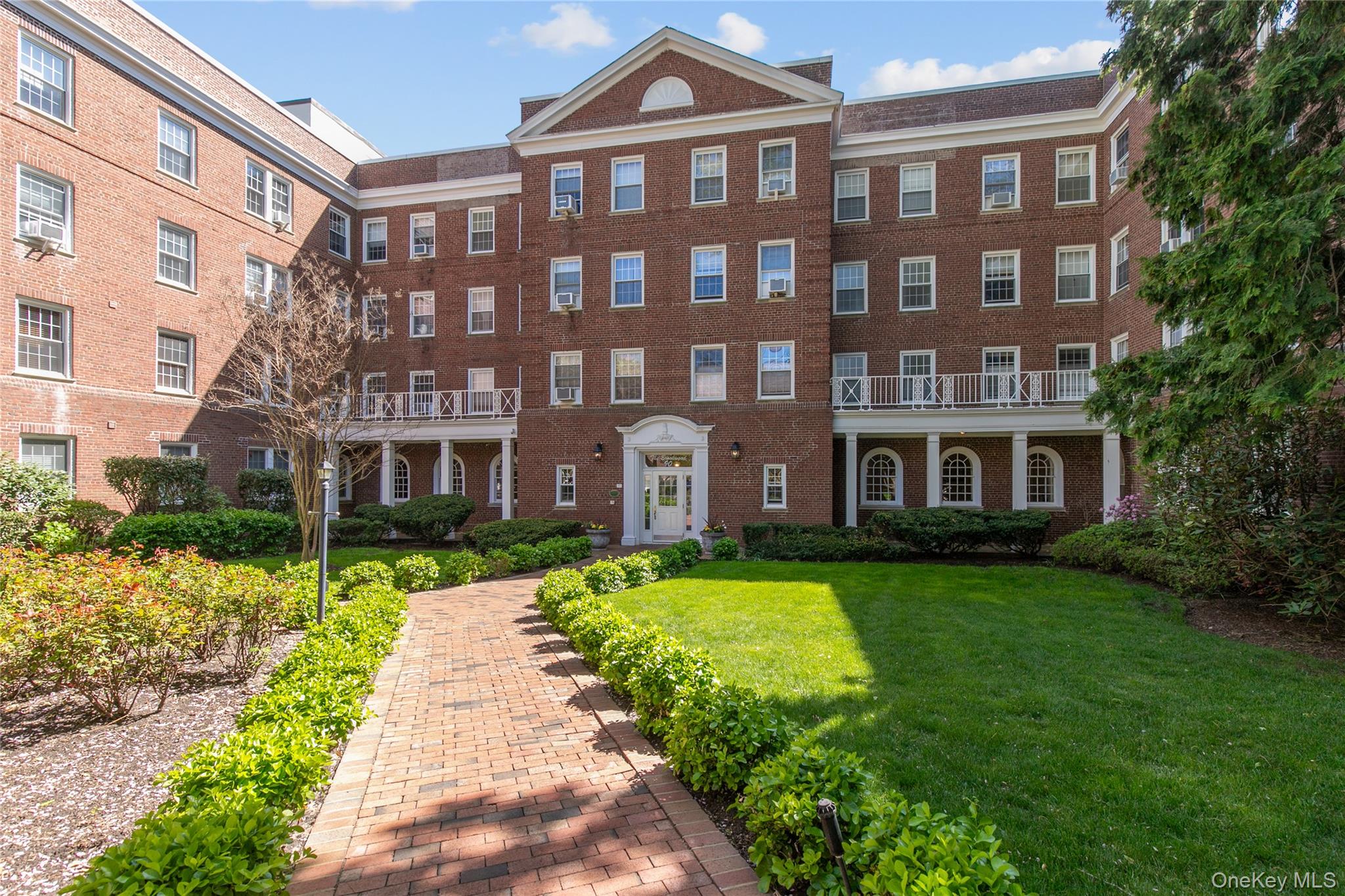90 Knightsbridge Road #4J, Great Neck
