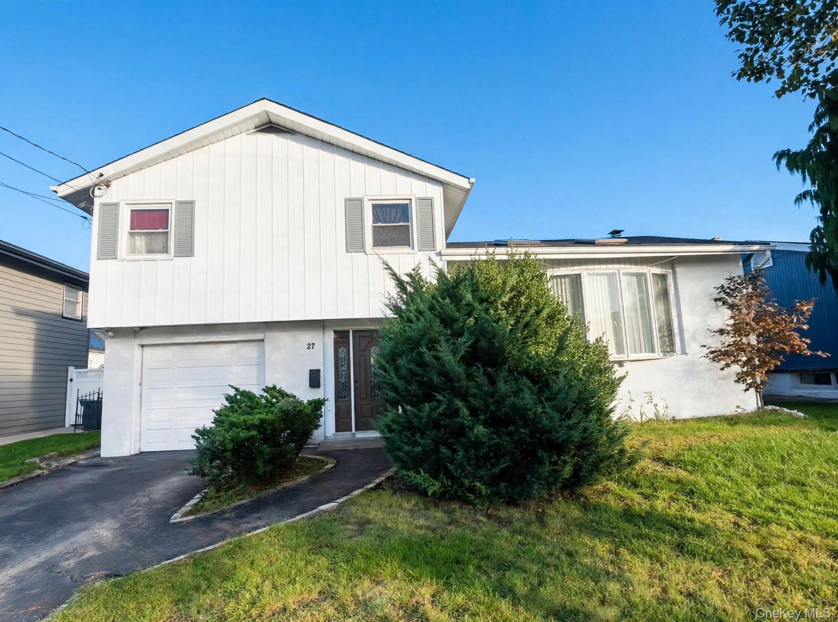 27 Cambridge Road, East Rockaway