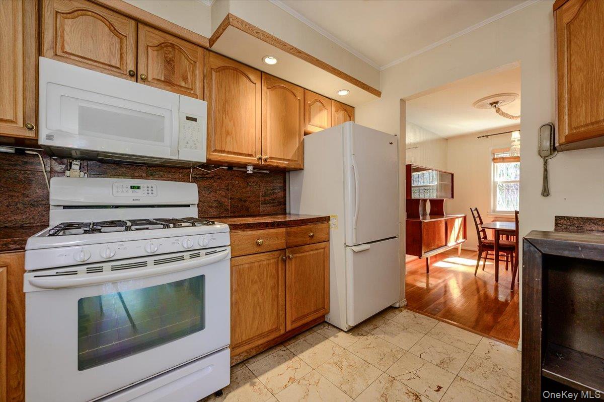 3855 Douglaston Parkway — photo 10
