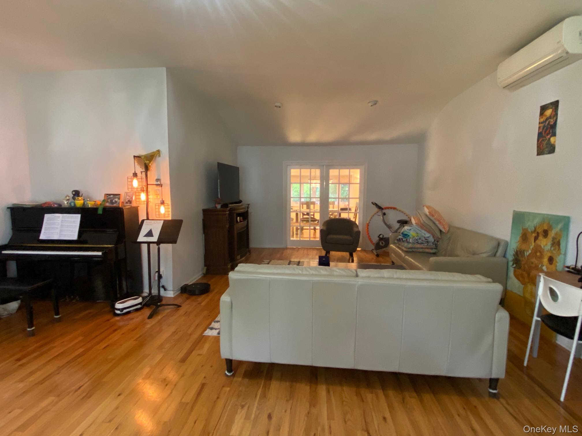 12 Russell Woods Road — photo 5