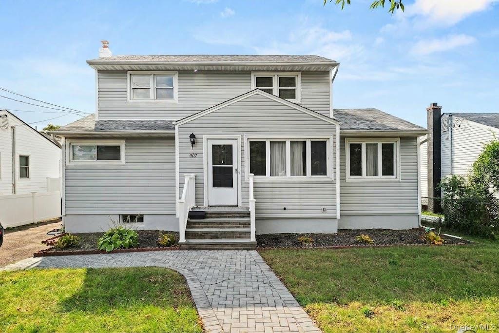 607 Monroe Avenue, Lindenhurst