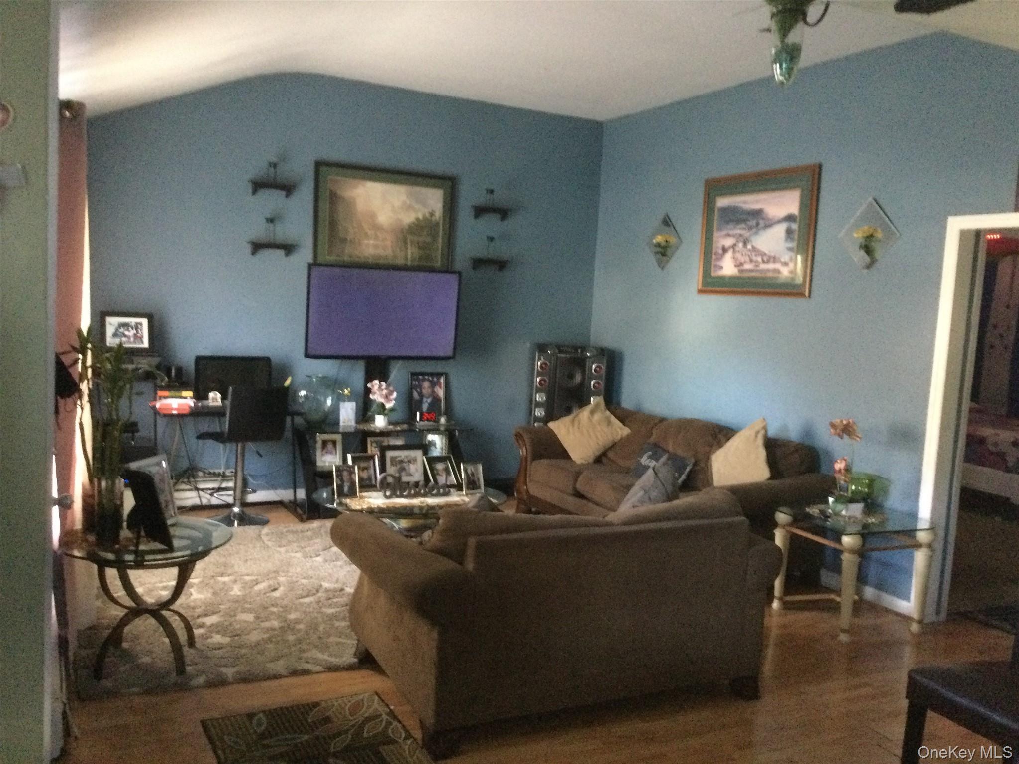 438 Mayflower Avenue — photo 2