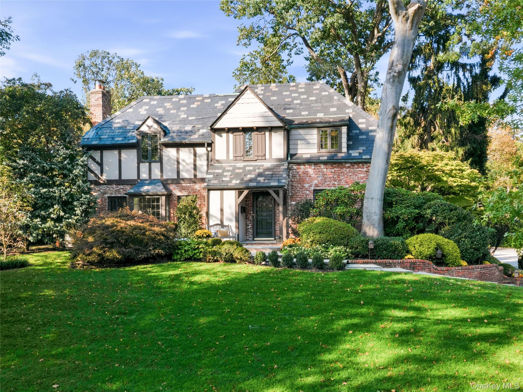 403 Ryder Road, Manhasset