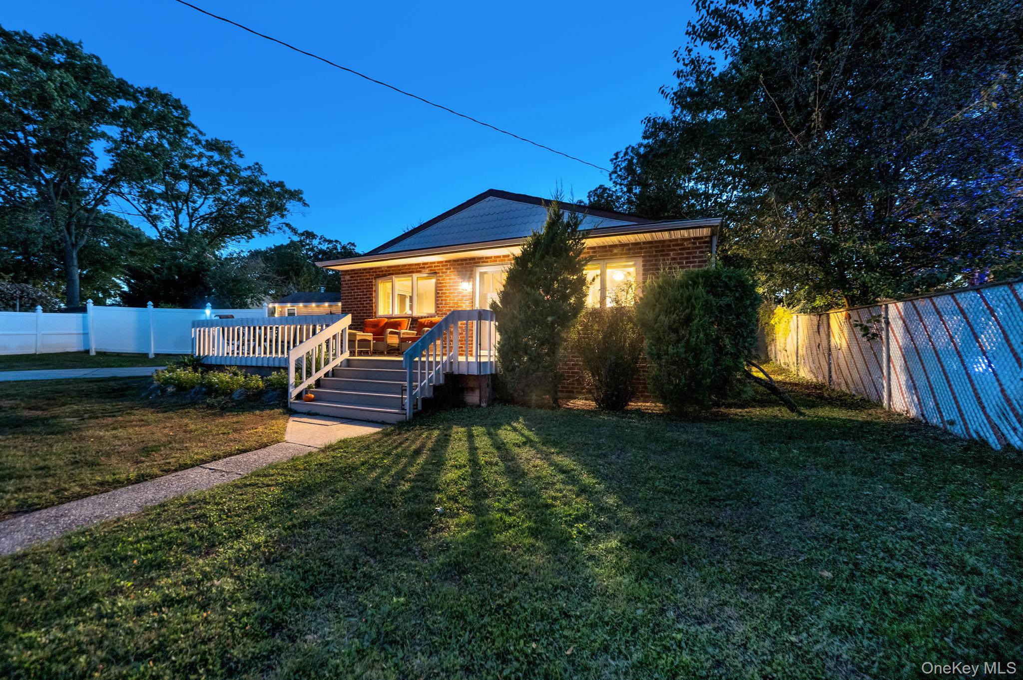 629 East Drive, Lindenhurst