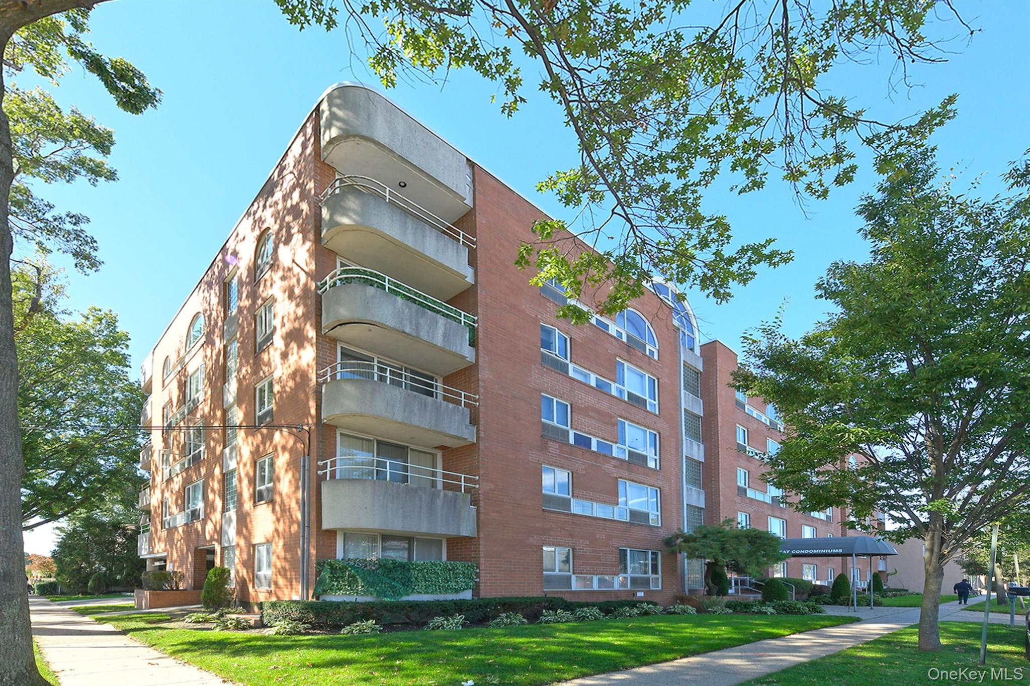 205 Mineola Boulevard #5I, Mineola