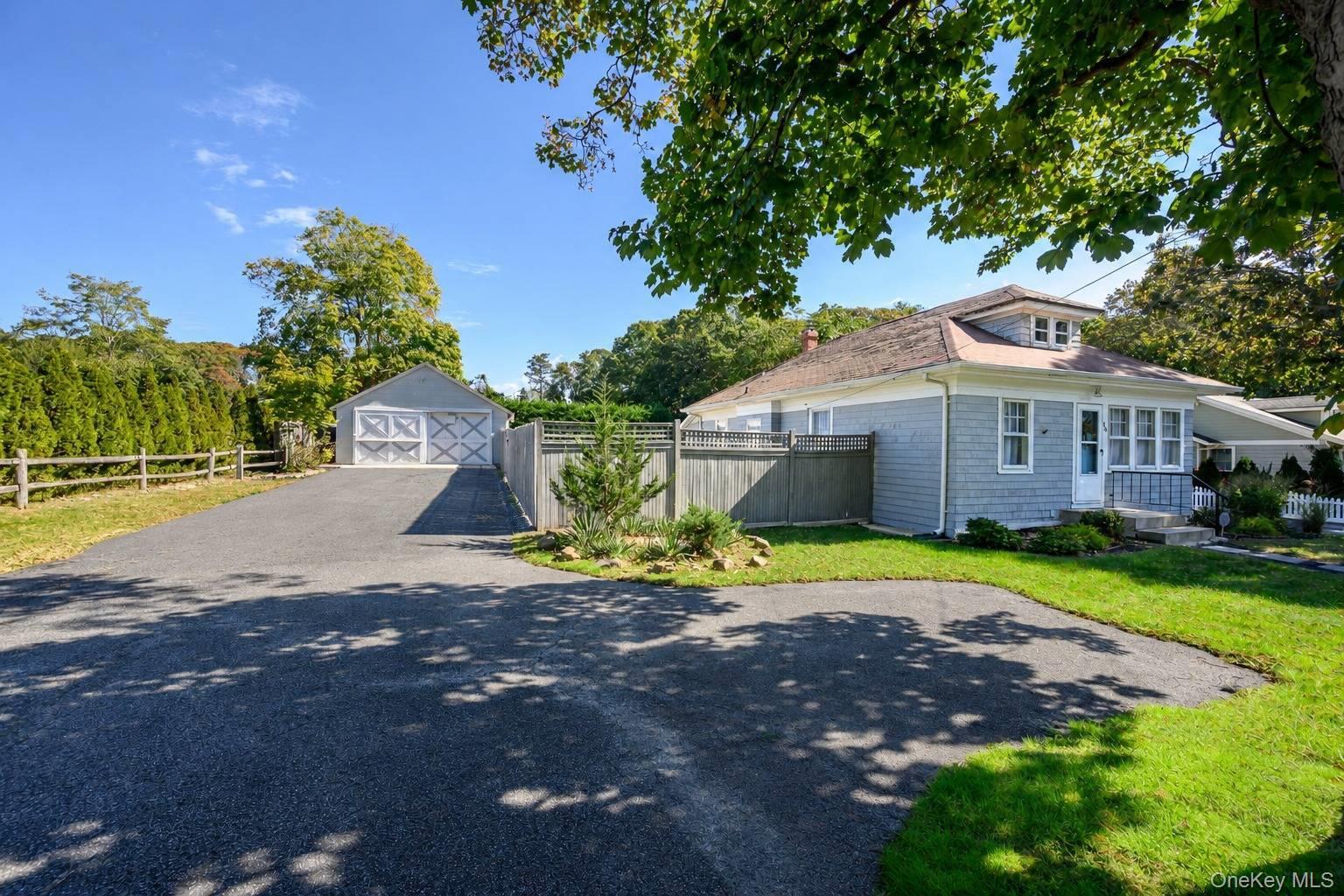 16 Squiretown Road, Hampton Bays