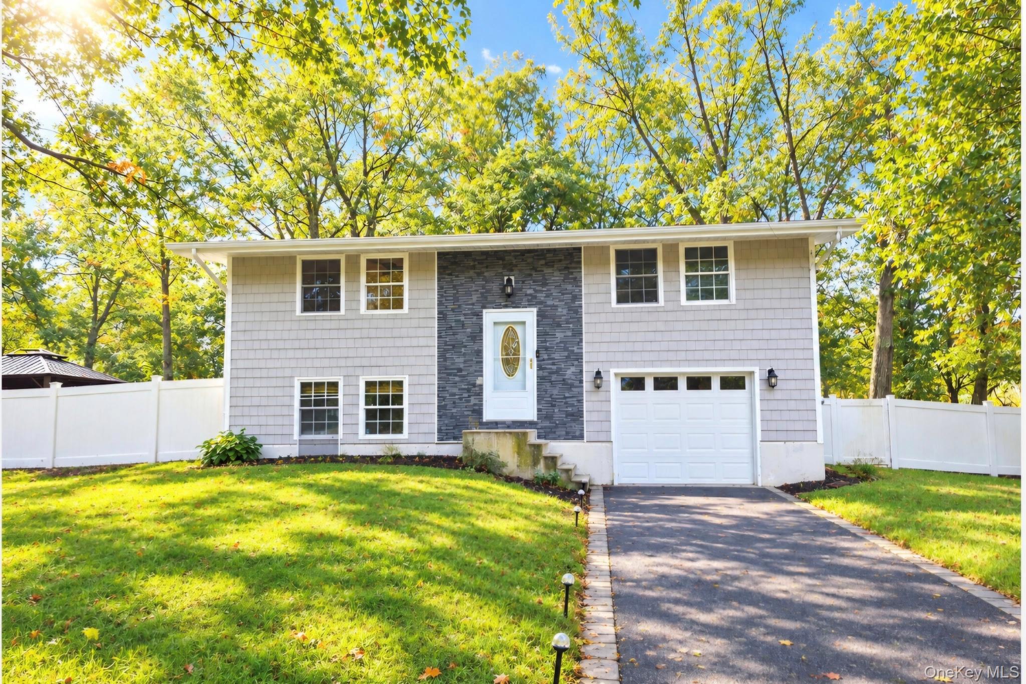 32 Lodge Lane, East Setauket
