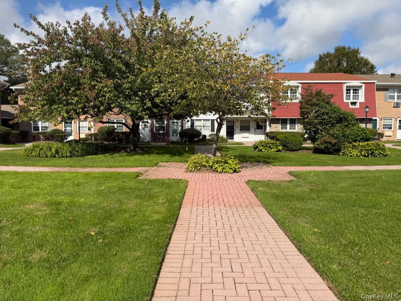 22 Springwood Drive, North Babylon