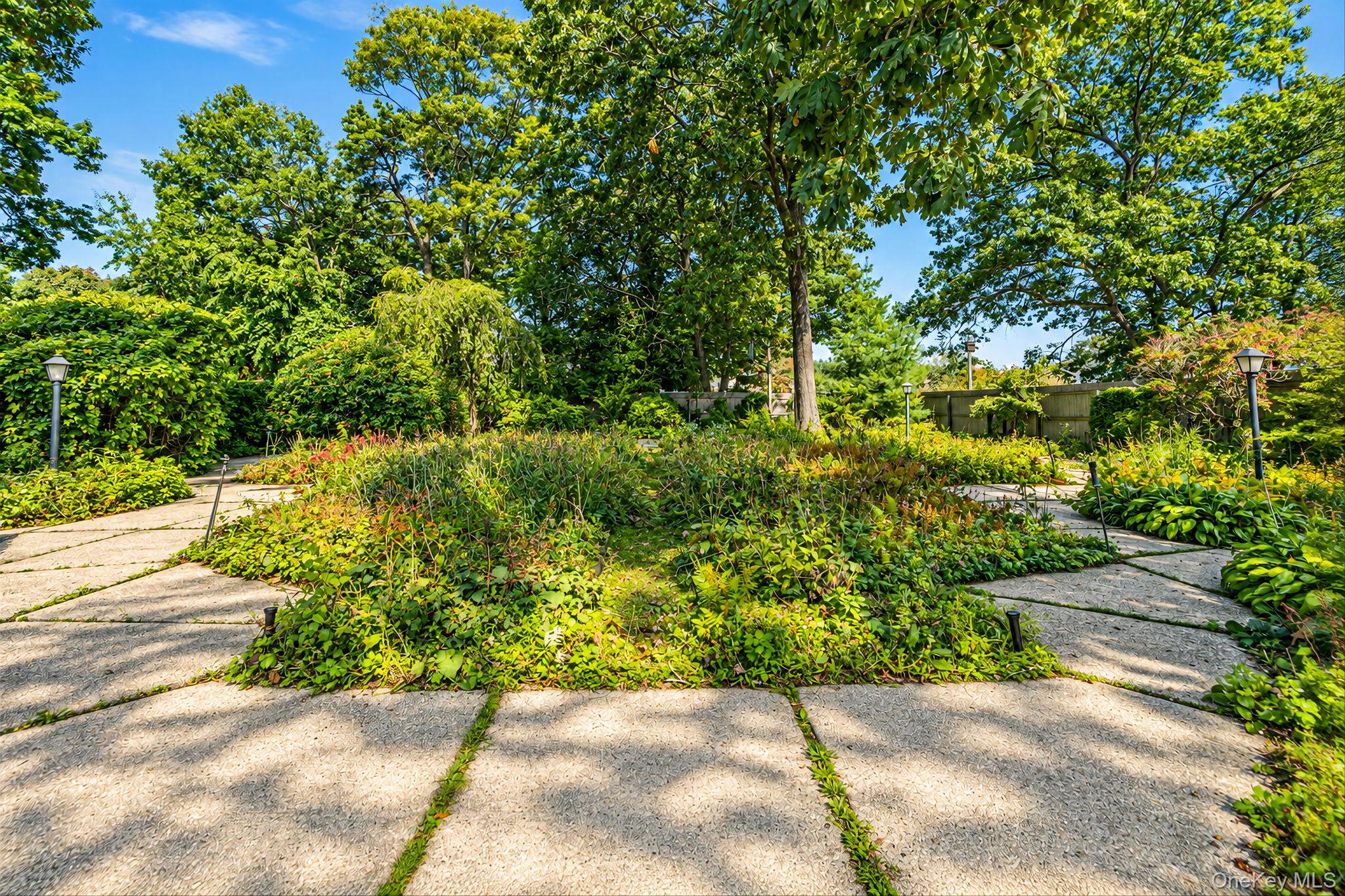 251 Manhasset Street — photo 31