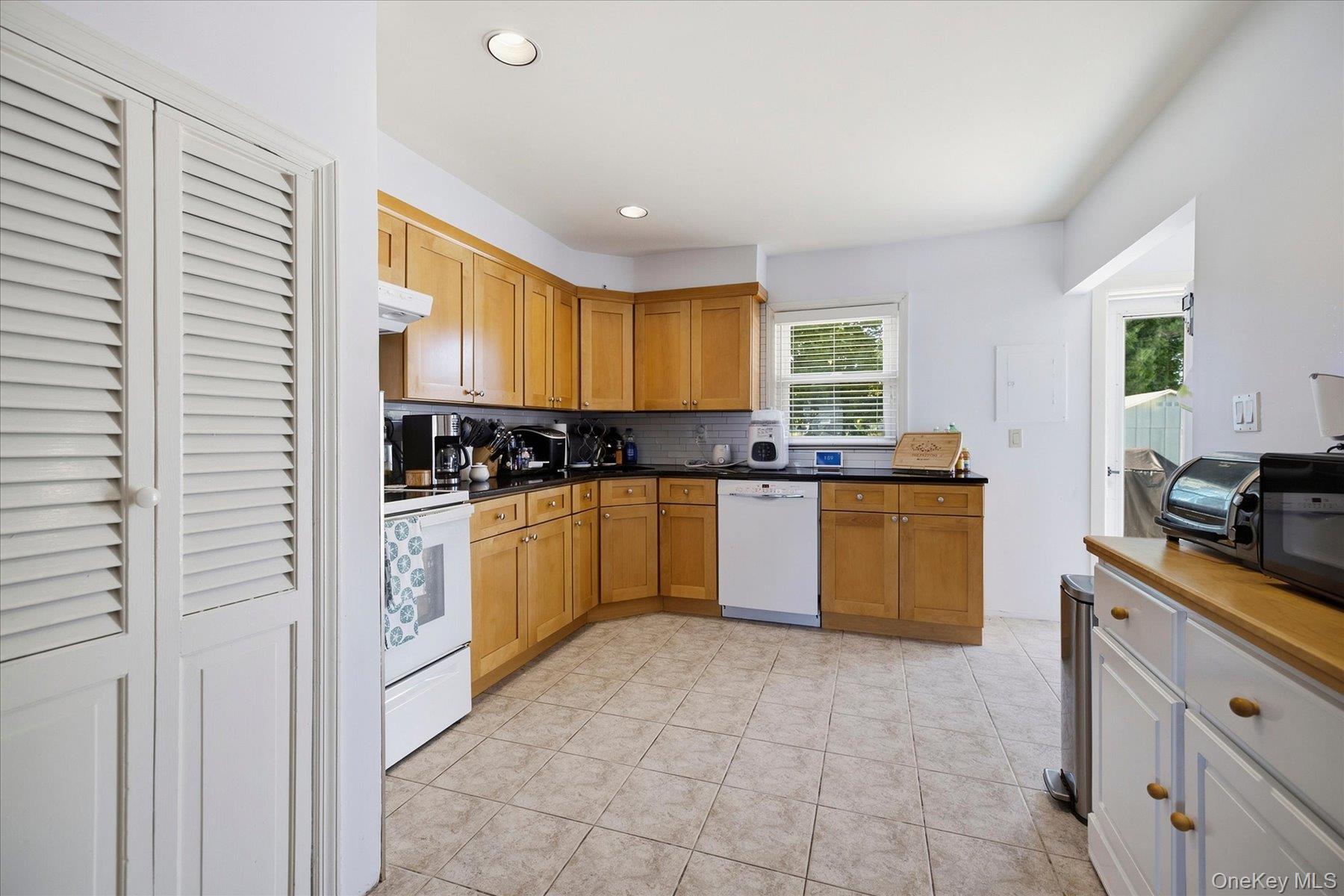 129 Arlyn Drive — photo 9