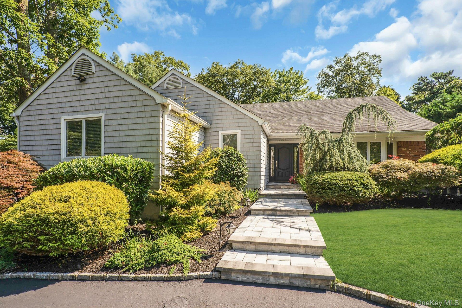 33 McCulloch Drive, Dix Hills