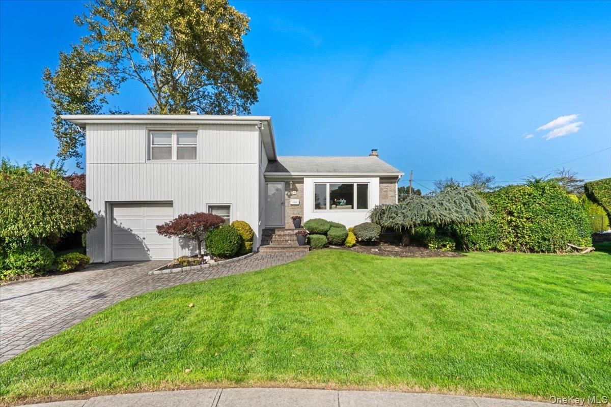 8 Temme Court, Plainview