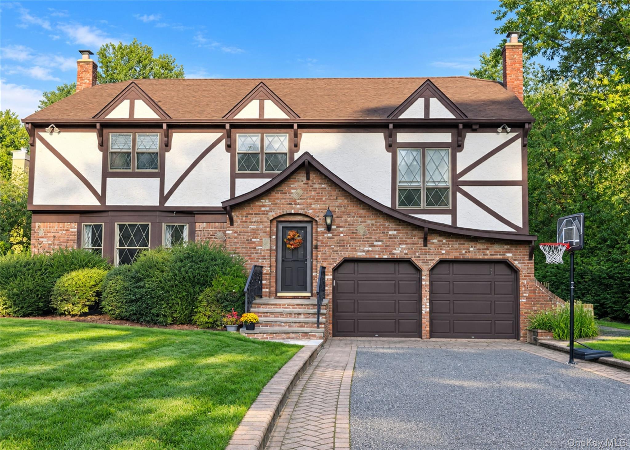 43 Pelican Court, Syosset
