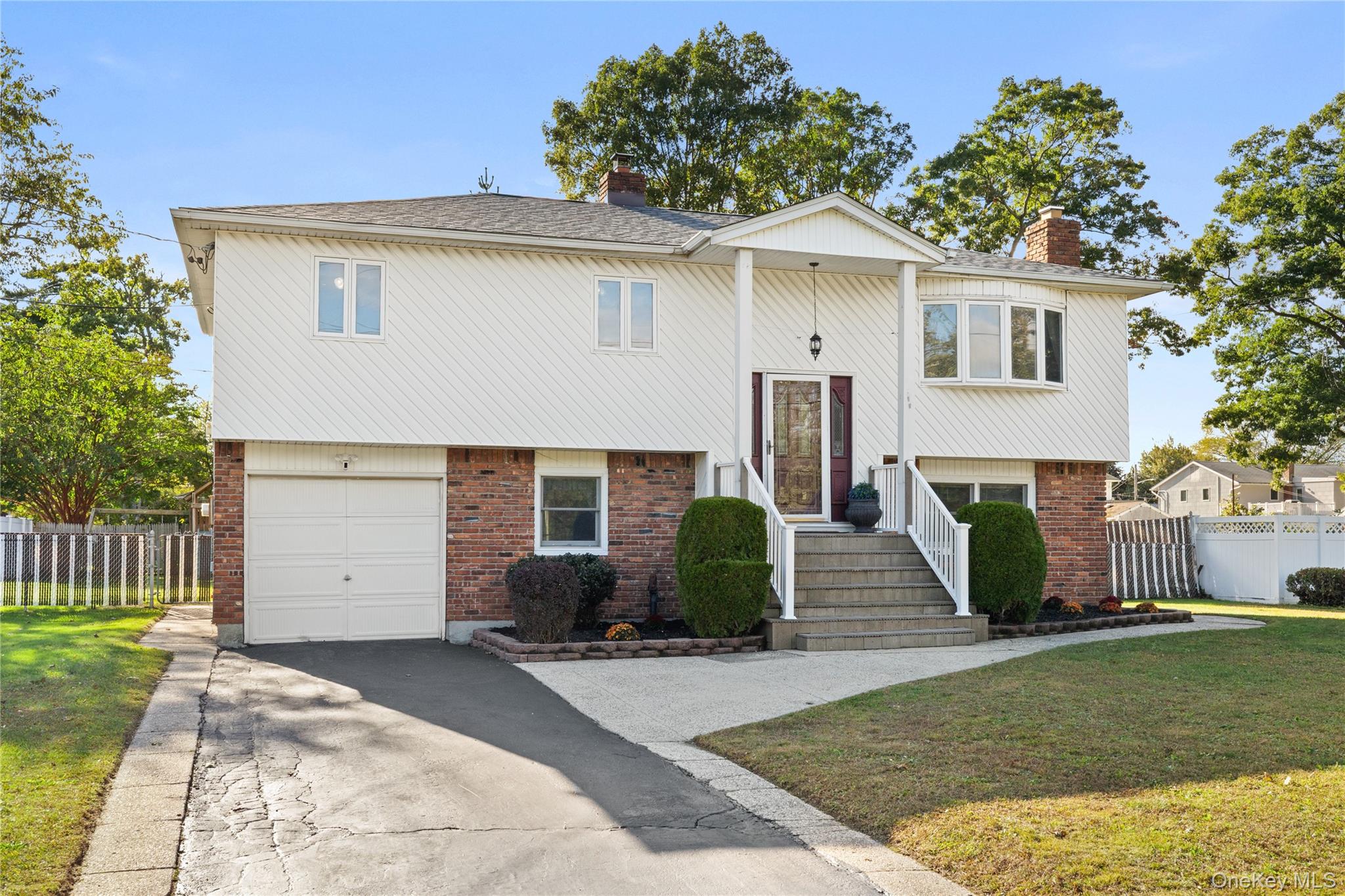 697 East Drive, Lindenhurst