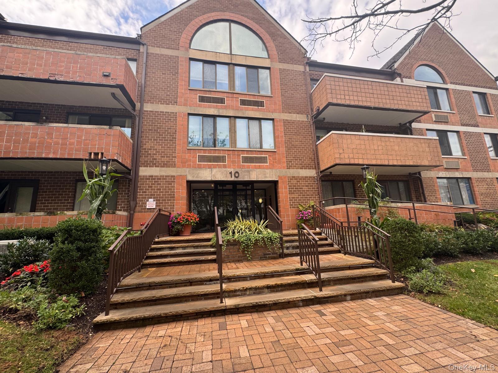 10 Canterbury Road #1B, Great Neck
