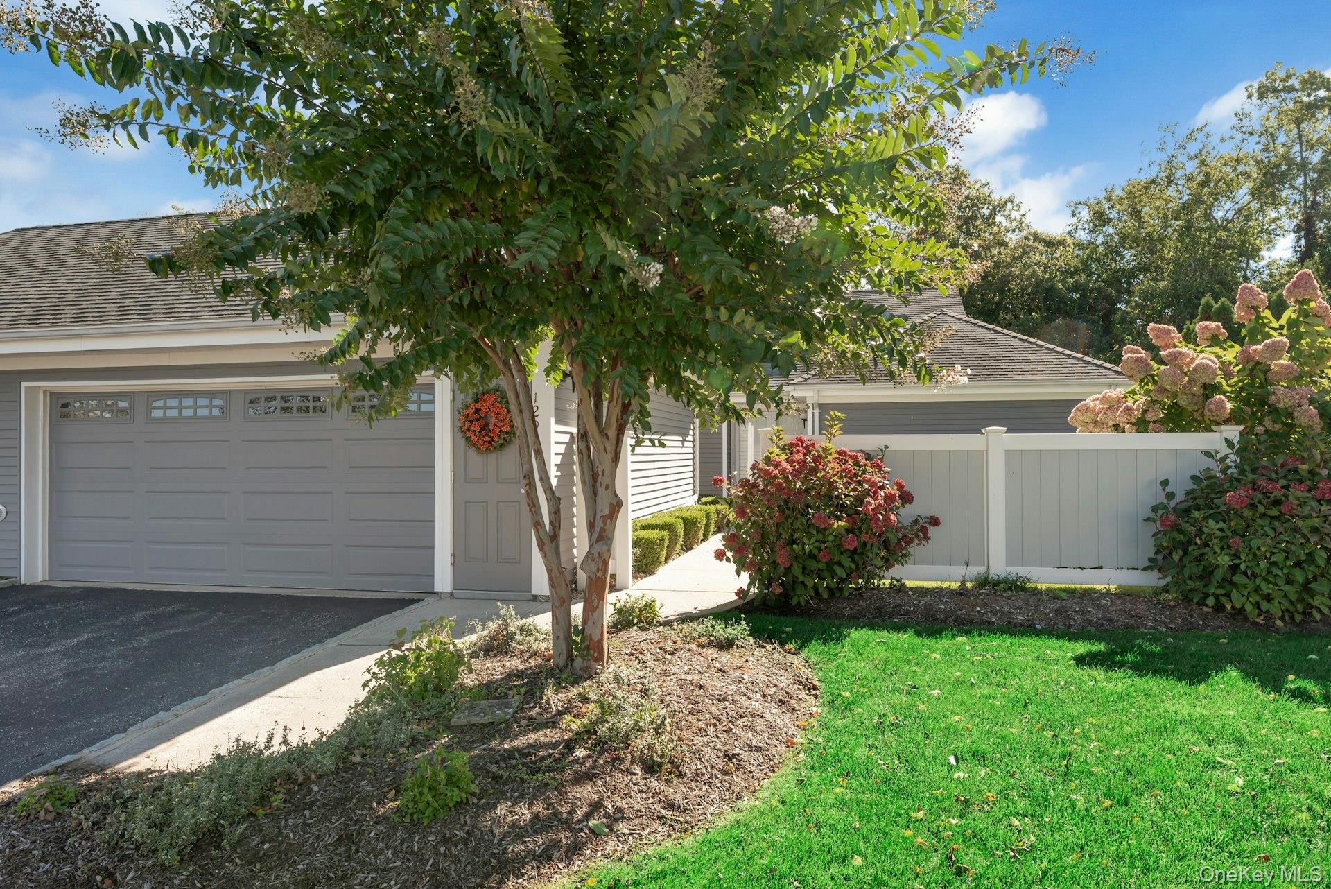 129 Captains Court — photo 2