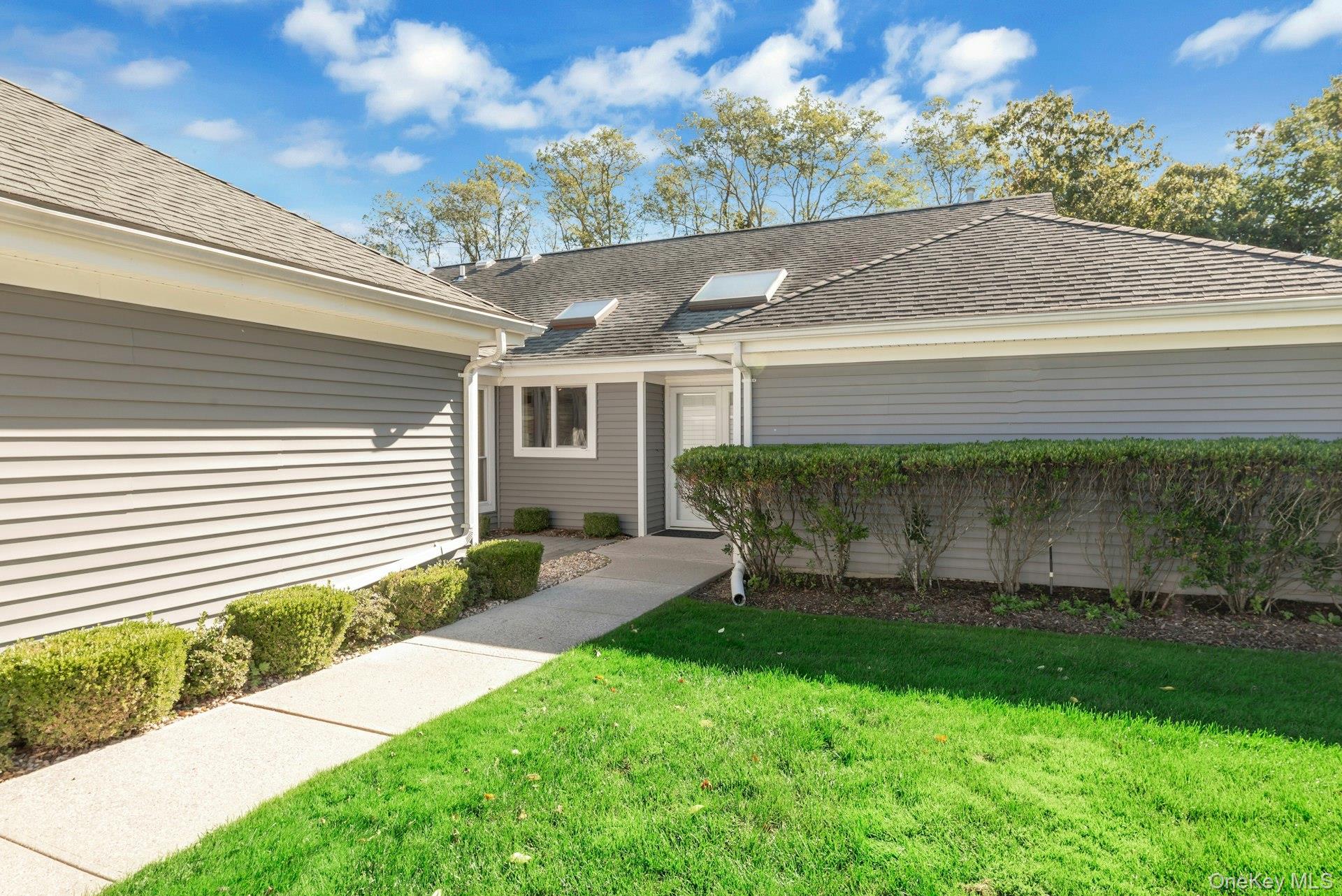 129 Captains Court, Moriches