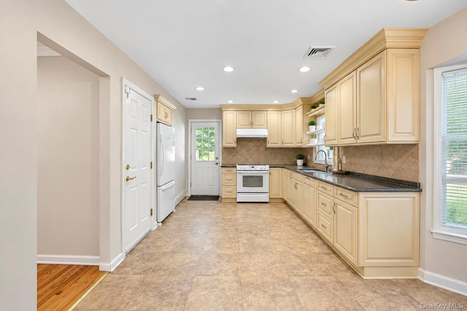 271 Syosset Woodbury Road — photo 18